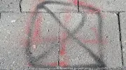 Hakenkreuz-Schmiererei in Schwedt: Staatsschutz ermittelt nach Vandalismus in Berliner Straße
