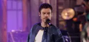 Harry Styles kontert Queerbaiting-Vorwürfe mit Kuss bei Saturday Night Live