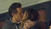 Hollywood-Paar im Stadion: Blake Lively und Ryan Reynolds zeigen leidenschaftliche Küsse beim Fußball