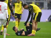 Humorvolle Rote Karte: Nmecha stürzt Schiedsrichter und erhält besondere Widmung