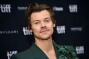Hunderte Fans stürmen Harry Styles Pop-up-Store am Berliner Ku'damm