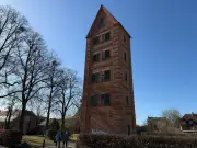 Immobilienauktion in Hamburg: Historischer Feuerwehrturm versteigert, Bürohaus in Rostock ohne Käufer