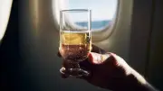 Ist Alkohol im Flugzeug wirklich schädlich für die Gesundheit?