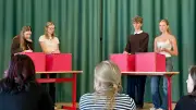 Jugend debattiert in Waren: Schüler ringen um Insektenschutz und Lokalzeitungen