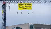 Klimaaktivisten erklimmen Kanzleramt: Greenpeace-Protest in luftiger Höhe gegen fossile Politik