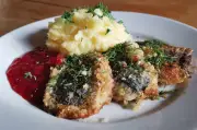 Knuspriger Hering mit Senf-Zwiebel-Füllung: Schwedischer Kochtrick mit Panko