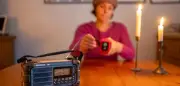 Kurbelradios im Notfalltest: Wer kurbelt, bleibt informiert