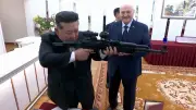 Lukaschenko überreicht Kim Jong-un Gewehr als Staatsgeschenk bei Nordkorea-Besuch