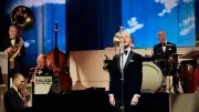 Max Raabe tanzt mit Geigerin von der Bühne – magischer Moment begeistert Schwerin
