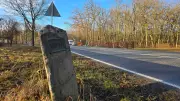 Meilensteine in Westmecklenburg: Rätselhafte Bundesstraßen-Hinweise auf 200 Jahre alten Steinen