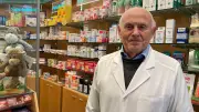 Mit 80 Jahren im Dienst: Chef der ältesten Apotheke MV hält streikenden Kollegen den Rücken frei