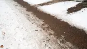 Nach dem Winter: Wer muss das Streugut vom Gehweg entfernen?