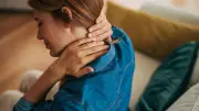 Nackenschmerzen lindern: Einfache Übungen und Experten-Tipps gegen das fiese Ziehen