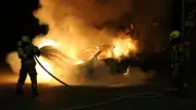 Nächtlicher Großbrand bei Rostocker Autohändler: Fünf Fahrzeuge komplett zerstört