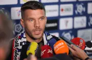 Podolski sieht nach nur zwei Minuten Rot: Tätlichkeit gegen Rakow-Spieler