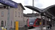 Polizei sucht korpulente Täter nach rassistischer Attacke am Angermünder Bahnhof