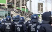Polizeieinsatz bei Bundesliga-Spiel: Festnahmen nach Fan-Auseinandersetzungen in Wolfsburg