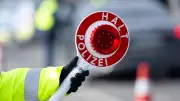 Polizist bei Verkehrskontrolle in Bayern von Auto frontal erfasst - 29-Jähriger verletzt