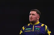 Premier League Darts in Berlin: Littler triumphiert vor 12.000 jubelnden Fans