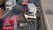 Reifenplatzer auf A9 löst schweren Lkw-Unfall aus: Leitplanken-Crash und Vollsperrung