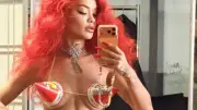Rita Ora inszeniert sich als Party-Queen: Fotoshooting mit schrillen Partyhüten