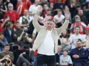 Roy Makaay begeistert Basketball-Fans: Bayern-Legende trifft Freiwurf für Trikot-Gewinn