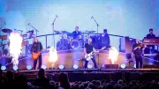 Santiano begeistern 4500 Fans in Schwerin mit Feuer, Musik und politischen Botschaften
