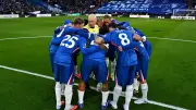 Schiedsrichter im Mannschaftskreis: Chelsea-Ritual sorgt für kuriose Premier-League-Szene