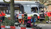 Schwerer Busunfall in Hamburg: Zwei Personen eingeklemmt – 17 Verletzte bei Frontalcrash
