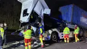 Schwerer Lkw-Unfall auf A2 bei Oberhausen: Feuerwehr befreit drei Eingeklemmte