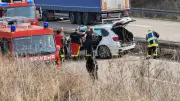 Schwerer Unfall auf A38 bei Allstedt: Lkw kollidiert mit Leitplanke, Pkw prallt auf - mehrere Verletzte