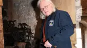 Seit 146 Jahren tickt die Zeit: Ingo Steinmann zieht täglich das Kirchturmuhrwerk in Ilmenau-Roda auf