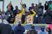 Senegal trotzt Titel-Aberkennung: Pokal-Parade in Paris als Zeichen des Widerstands
