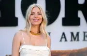 Sienna Miller: Warum Schwangerschaft mit 44 Jahren einfacher ist als mit 29