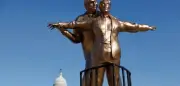Skulptur 'King of the World' zeigt Trump und Epstein in Titanic-Pose in Washington