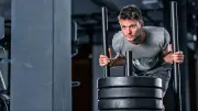 Sled Push bei Hyrox: Maximale Kraftentfaltung mit minimalem Verletzungsrisiko