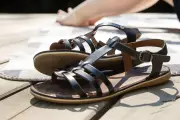Sommerschuhe im Check: Wie Sandalen und Flip-Flops dem Rücken schaden können