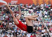 Stabhochsprung-Meisterschaften auf dem Opernplatz: Deutsche Champions vor spektakulärer Kulisse