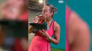 Tennis-Star Aryna Sabalenka probiert exklusiven Gold-Hot-Dog für 100 Dollar