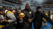 Trotz Aberkennung: Senegal präsentiert Afrika Cup-Trophäe in Paris