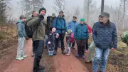 Trotz Regen ein Erfolg: 30 Wanderer erkunden neuen JKI-Rundweg im Harz zum Tag des Waldes