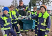 Umwelttag in Ilberstedt: Kinderfeuerwehr macht eklige Funde im Gewerbegebiet
