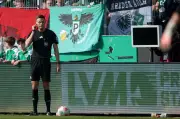 VAR-Sabotage in 2. Bundesliga: Vermummte ziehen Stecker - Schiedsrichter kann Foul nicht prüfen
