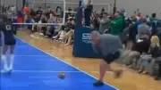 Vater stiehlt Show bei Volleyball-Spiel: Unglückliche Rettungsaktion sorgt für Lacher