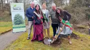 Verein „Unser Wald“ pflanzt Baum im Rosarium und verleiht Pfeil-Preis zum Tag des Waldes