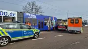Verkehrsunfall in Halle: Straßenbahn kollidiert mit Notarztwagen - Frau verletzt