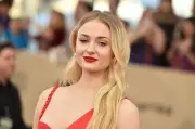 Verletzung von Sophie Turner stoppt Dreharbeiten an neuer Tomb Raider-Serie