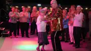 Volkssolidarität Güstrow feiert Ehrenamtliche: 99-jährige Rosemarie tanzt mit DJ Mario