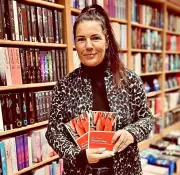 Von der Apotheke zur Autorin: Dessauerin veröffentlicht ersten Dark-Romance-Roman