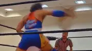 Wrestling-Move wie aus Videospiel: Fans begeistert von spektakulärer Aktion